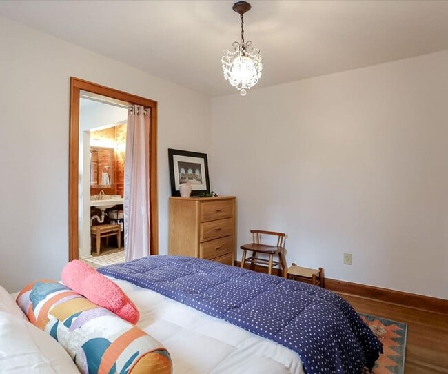 Building Photo - Beautiful New Listing Available August 21, 2026.  Monthly rent $2,100