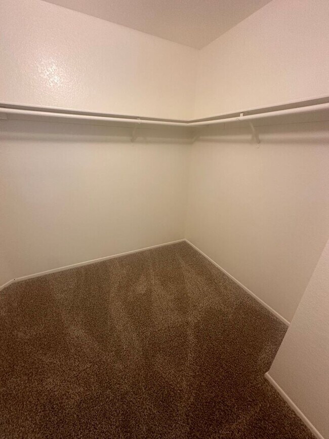 Building Photo - 5 BEDROOM, 2 STORY,SPACIOUS VICTORVILLE HOME! NEAR MALL!