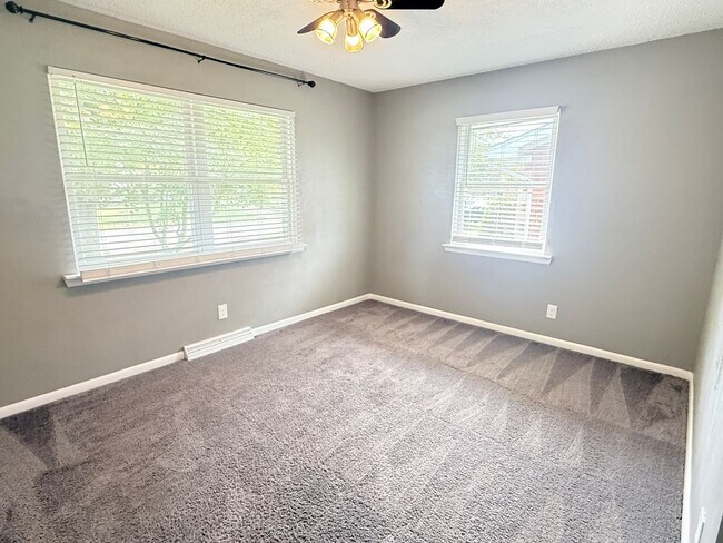 Building Photo - 667 Parkwood Dr