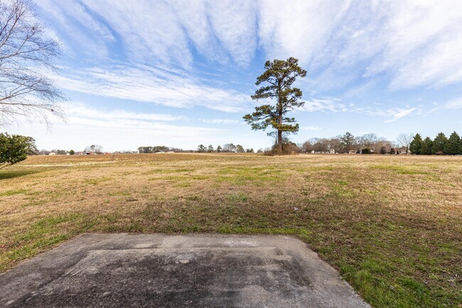 Building Photo - 204 Landmark Dr