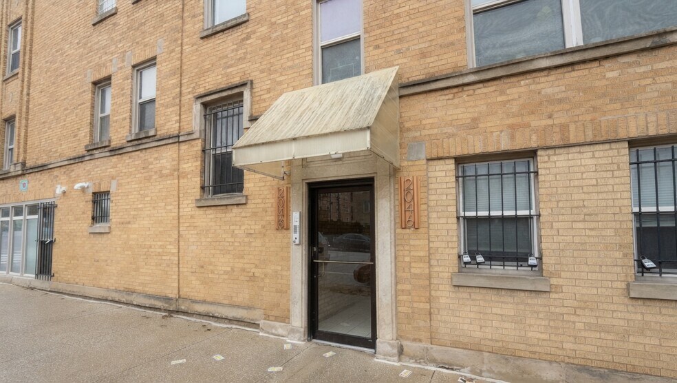 Building Photo - 2048 W Touhy Ave