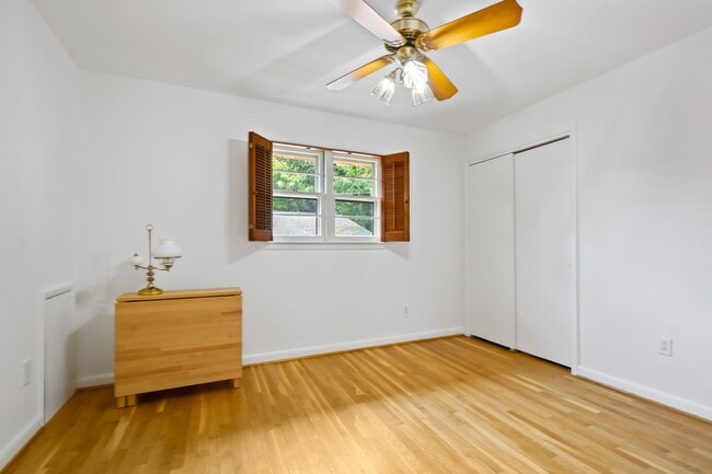 Building Photo - Spacious Split Level on Sundale Stone's Th...
