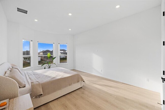 Building Photo - 1953 Varese Path