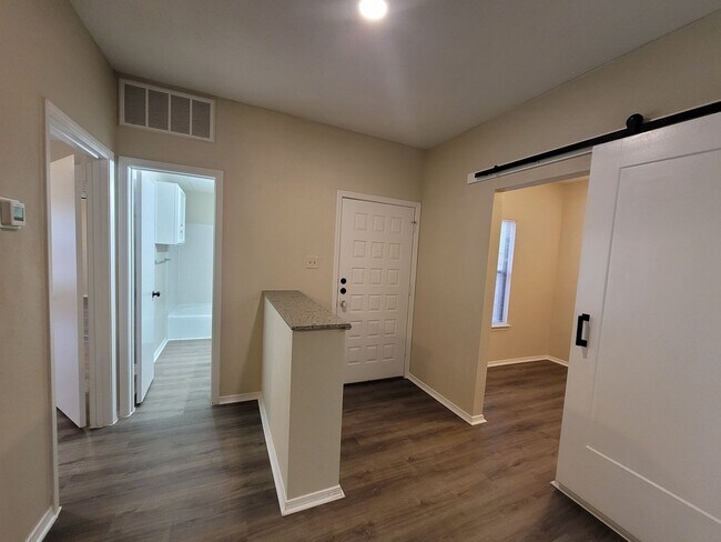Building Photo - Newly remodeled