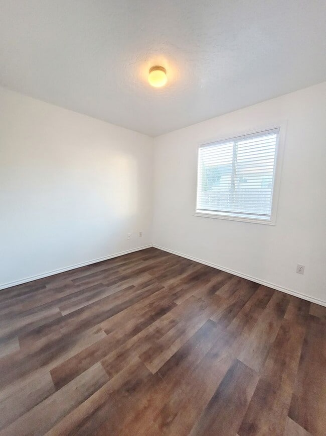 Building Photo - Newly upgraded 4 bedroom