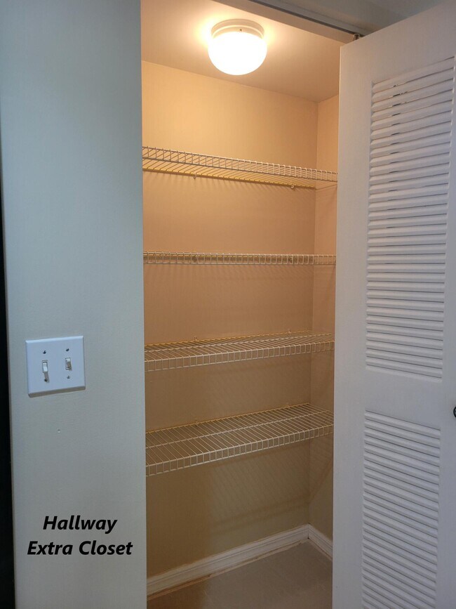 Building Photo - 1400 Crestwood Ct S