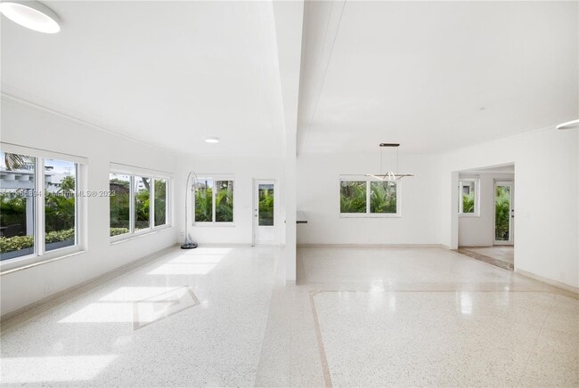 Building Photo - 950 S Shore Dr