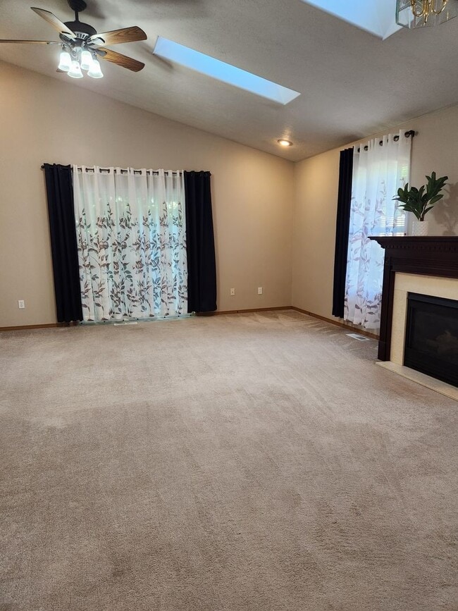 Building Photo - Charming 3 Bedroom 2 Bath House
