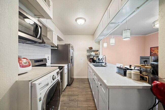 Building Photo - 8931 Gaylord Dr