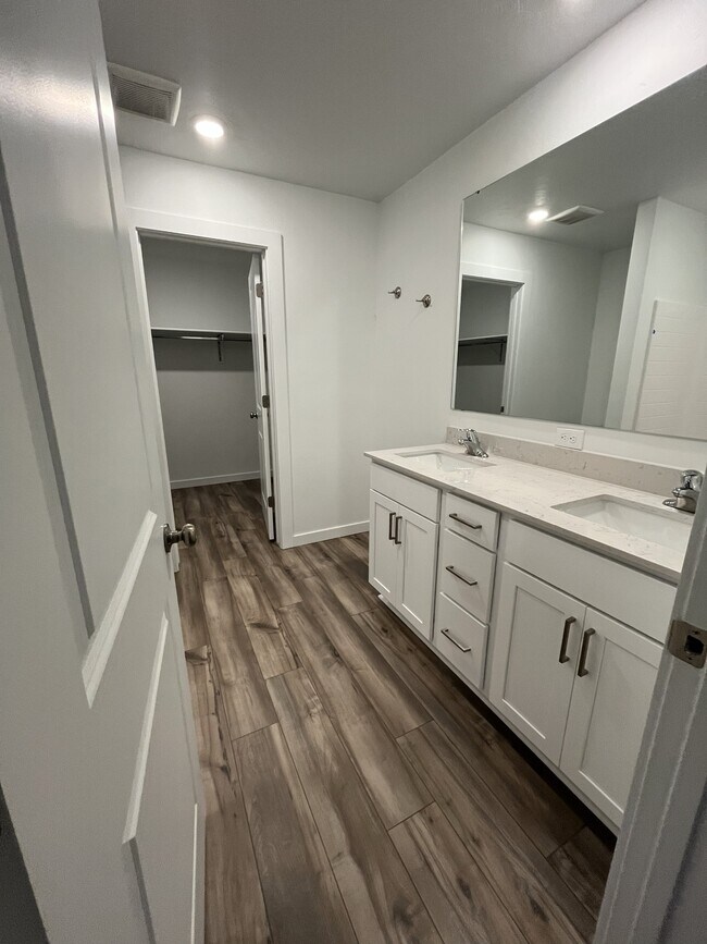 Building Photo - 307 Avalena Ave