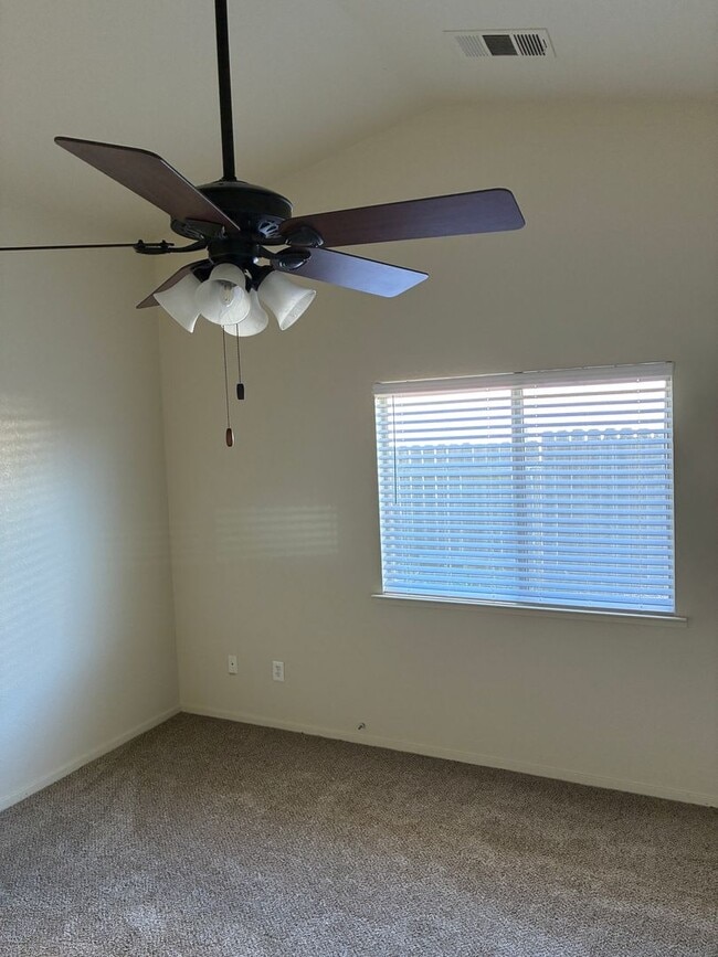 Building Photo - 3 Bedroom 2 Bath Home