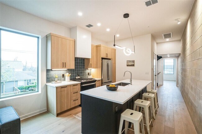 Building Photo - 700 Denson Dr