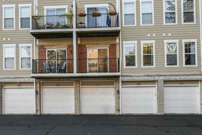 Building Photo - 2 Bed 2 Bath Townhome in Broad Ripple! Nature Trails!