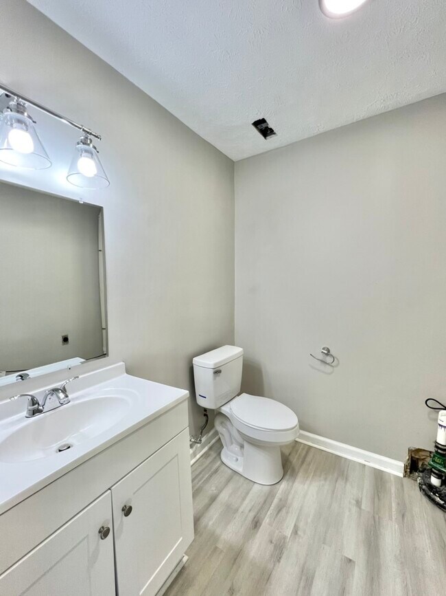 Building Photo - 1362 Dix Dr