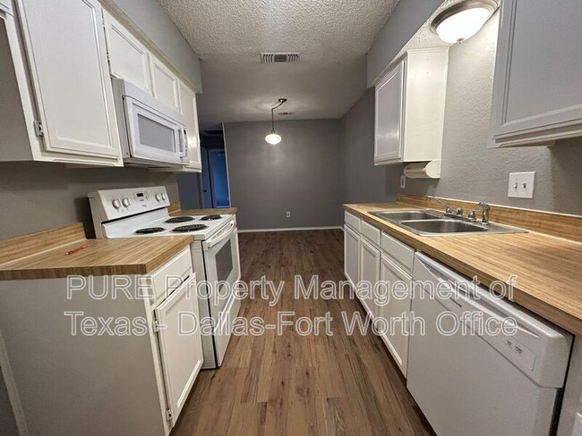 Building Photo - 731 Bluebonnet Dr