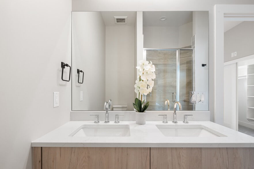 Building Photo - 2025 W 48th Ave