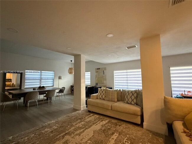 Building Photo - 513 Racquet Club Rd