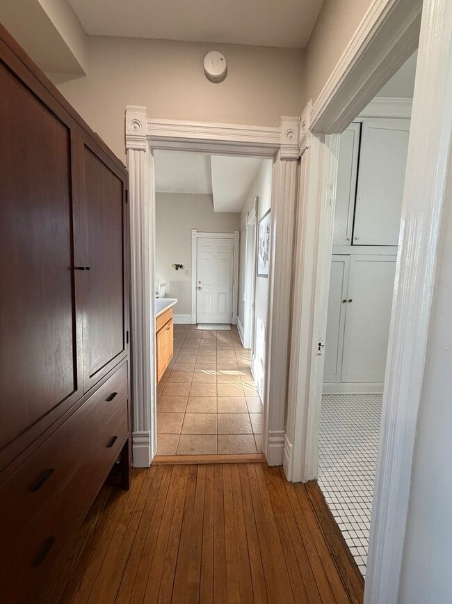 Building Photo - 3730 N Sheffield Ave