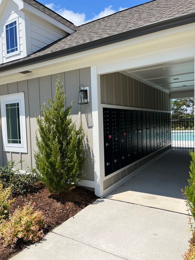 Building Photo - BEAUTIFUL 3BD/2.5BTH Townhome - MALLARD CREEK - MOVE IN SPECIAL
