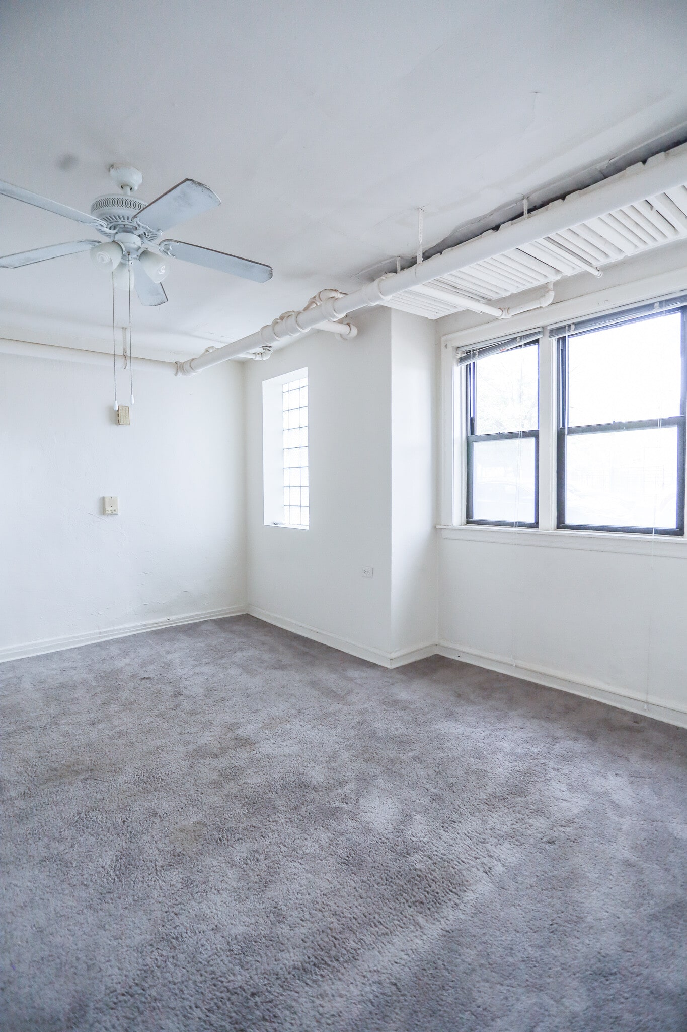 Building Photo - 2043 W Wellington Ave