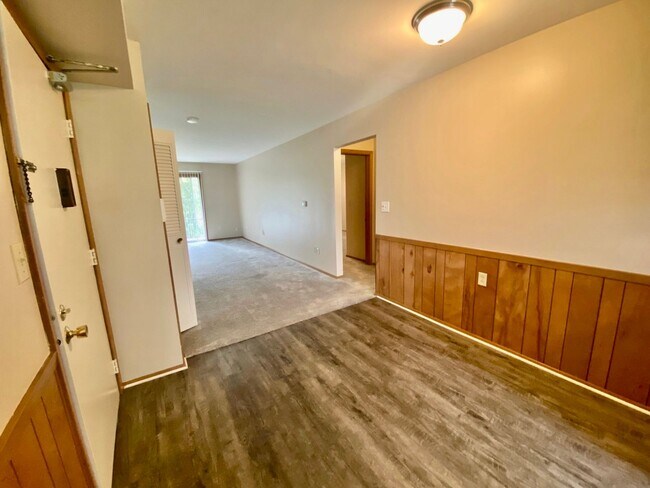 Building Photo - Cozy 2 Bedroom, 1 Bath Apartment with Balc...
