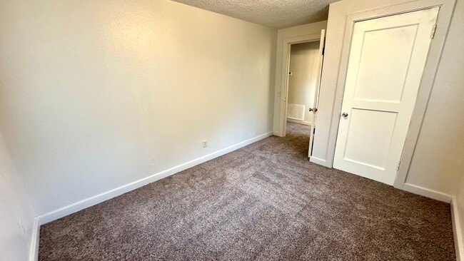 Building Photo - Savanna- Adorable two bedroom, one bath home.