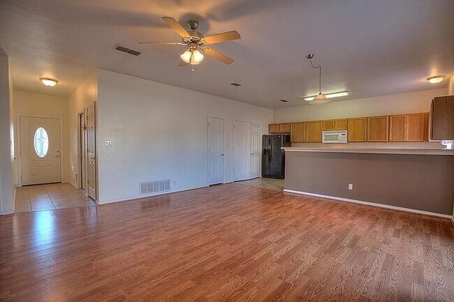 Building Photo - 3 bed 2 bath single level home