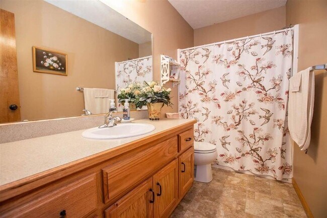 Building Photo - MINUTES FROM OGDEN GATE! LARGE BACKYARD!