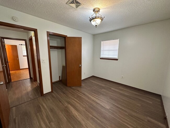 Building Photo - 3 Bed, 1.5 Bath, 1 Car garage