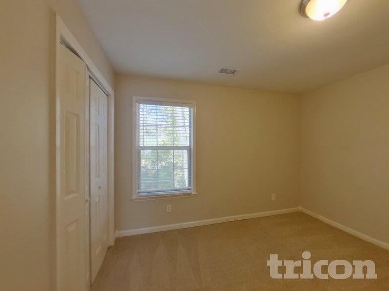 Building Photo - 2863 Iroquois Dr