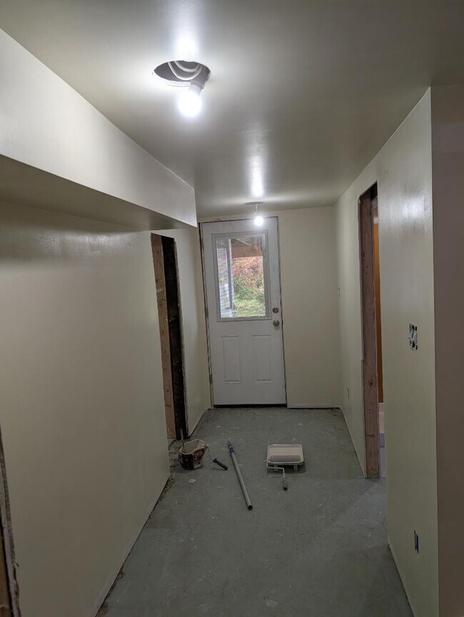 Building Photo - 136 Whitestown Rd