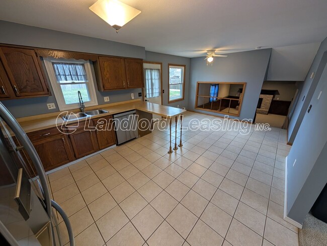 Building Photo - Spacious Elyria Split-Level Near LCCC with Fireplace & Fenced Yard