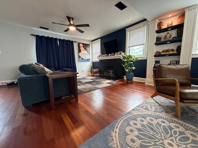 Building Photo - Stunning 4-Bed/2-Bath Home in the heart of Lansdowne! Available First Week of September!