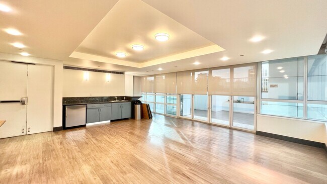 Building Photo - MOVE-IN READY 1 BED/1 BATH/1 PRKG IN 909! ...