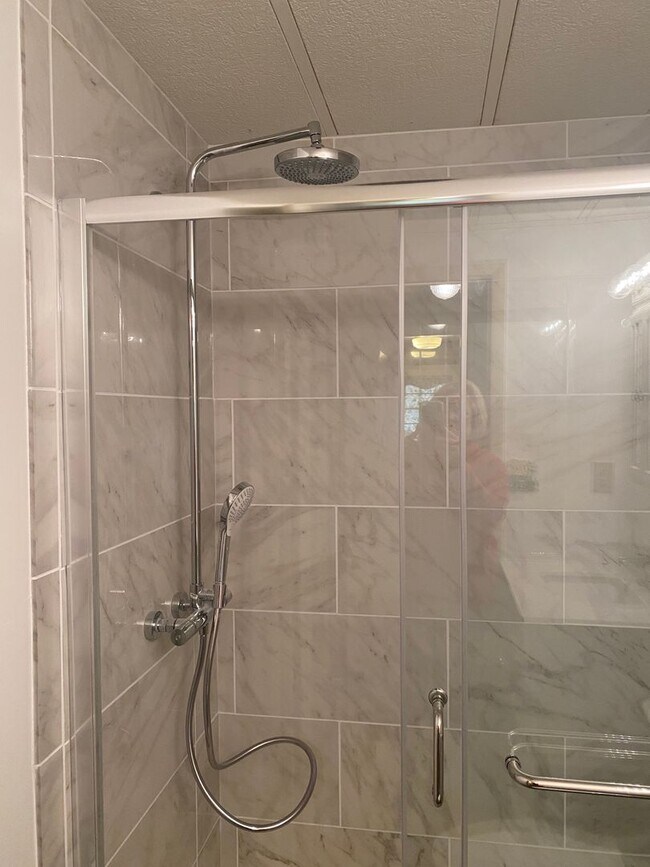 Building Photo - Waterfront 3 bedroom 2 bath