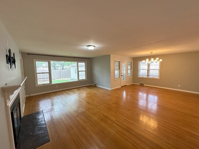 View of living and dining space - 5819 Blueridge St