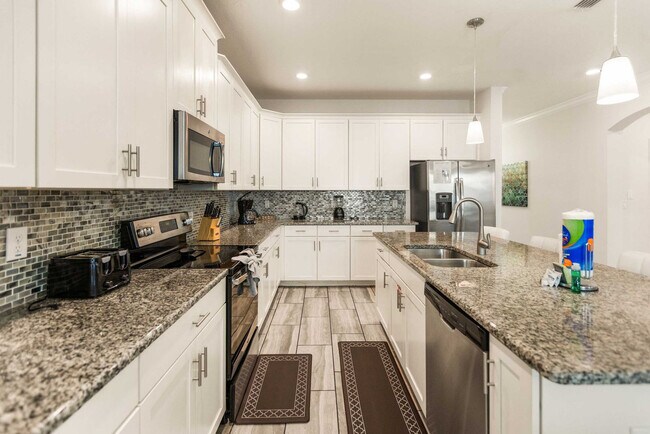 Building Photo - 4718 Kings Castle Cir