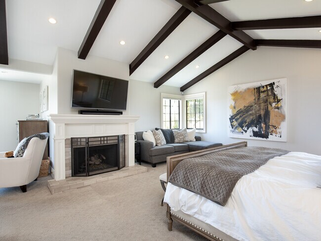 Building Photo - Exquisite Tree Section Home