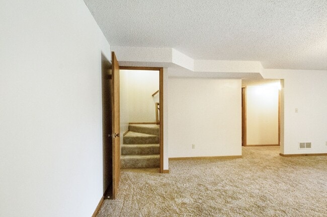 Building Photo - Large town house for rent!