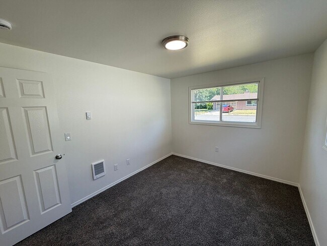 Building Photo - 1505 NW Highland Dr