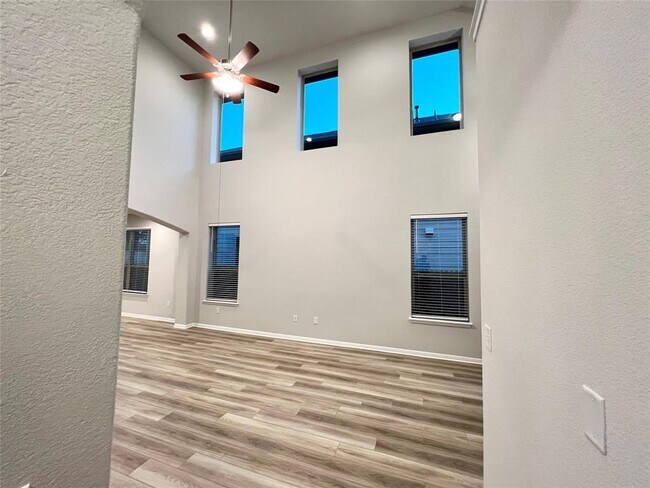 Building Photo - 136 MacArthur Dr