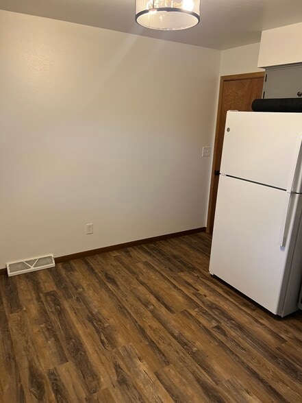 Building Photo - 1306 E Sylvan Ave