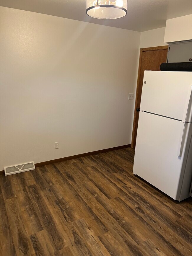 Building Photo - 1306 E Sylvan Ave