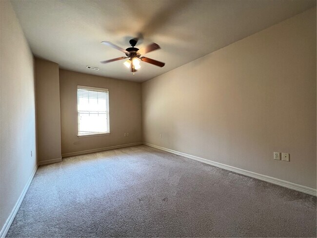 Building Photo - 1787 N Chestnut Ave