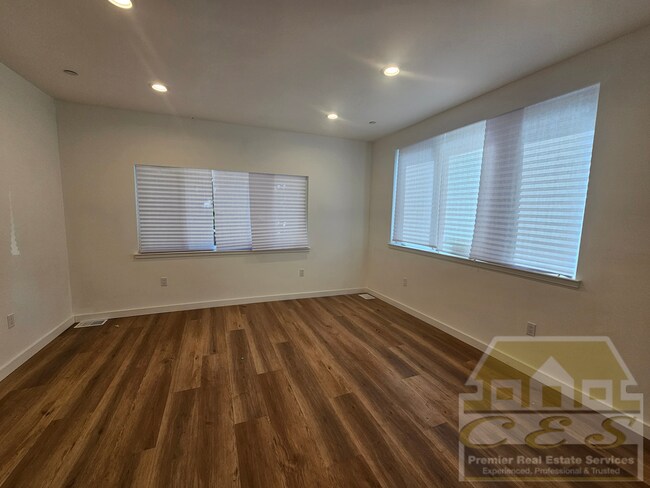 Building Photo - Modern Elegance Meets Timeless Charm – 4 bedroom 4 bath Home in North Oakland