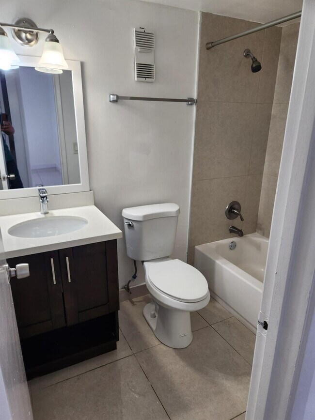 Building Photo - 8895 Fontainebleau Blvd