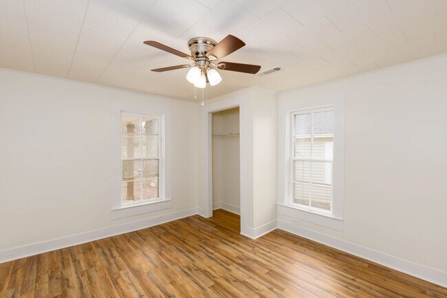 Building Photo - 2 Bedroom Charmer in heart of Columbiana