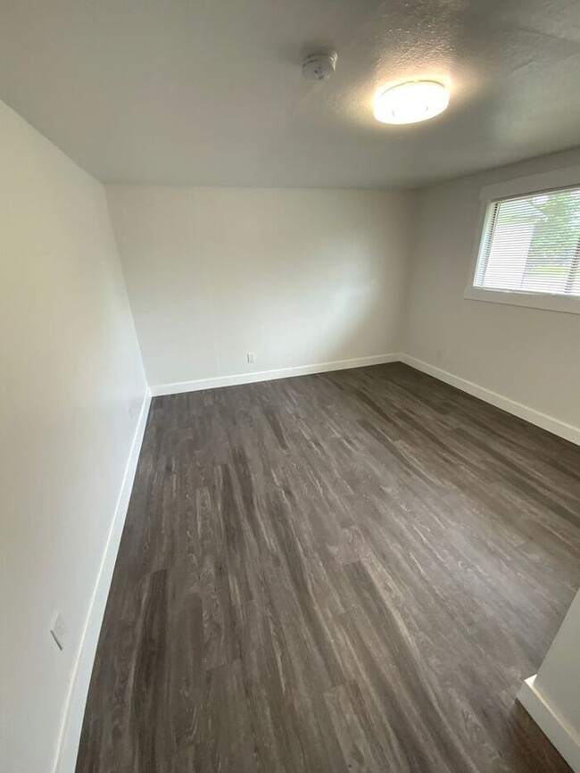 Building Photo - Puyallup 2bd 1.5th DUPLEX AVAILABLE NOW