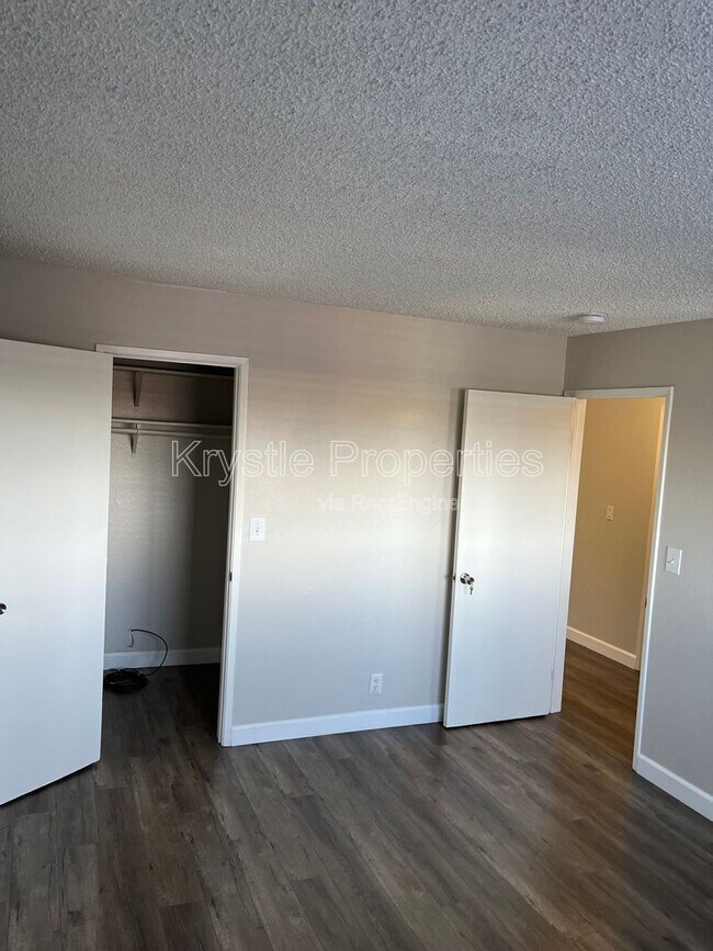 Building Photo - 1060 Oak Grove Rd