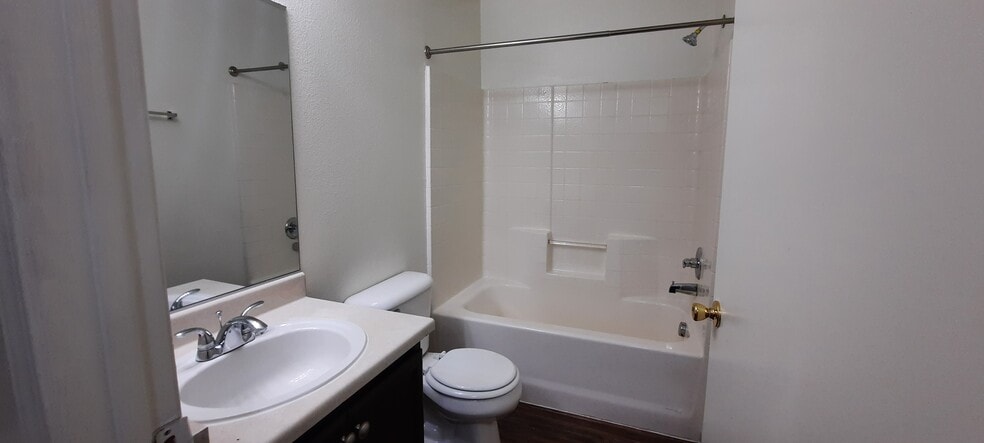 Building Photo - 4430 E Van Buren Ave